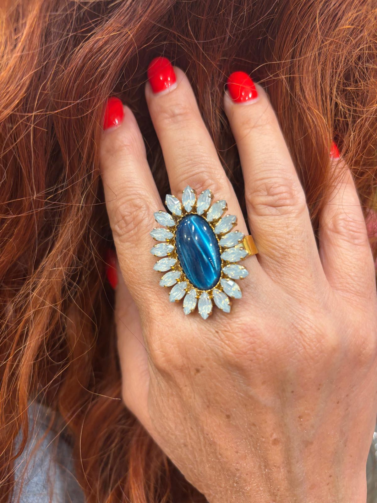 Anello con cabochon e petali di cristallo incastonati mix azzurro - Dalia