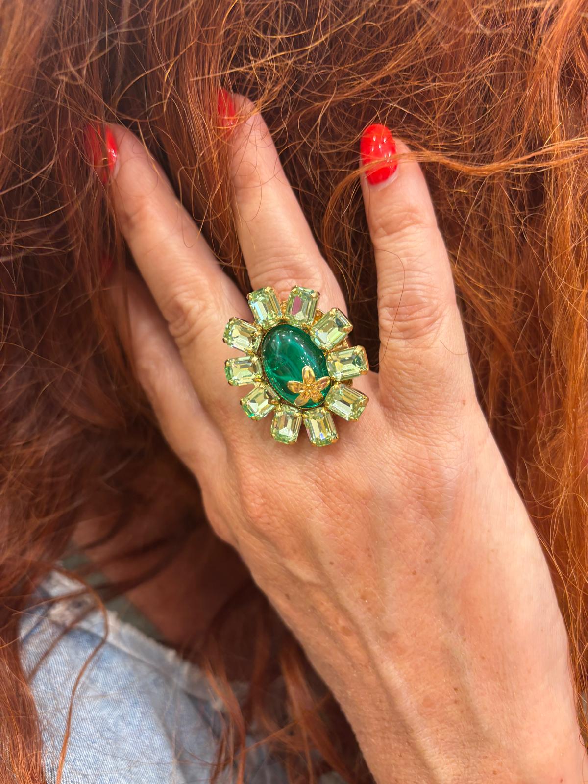 Anello con cabochon e petali di cristallo incastonati mix verde - Dalia