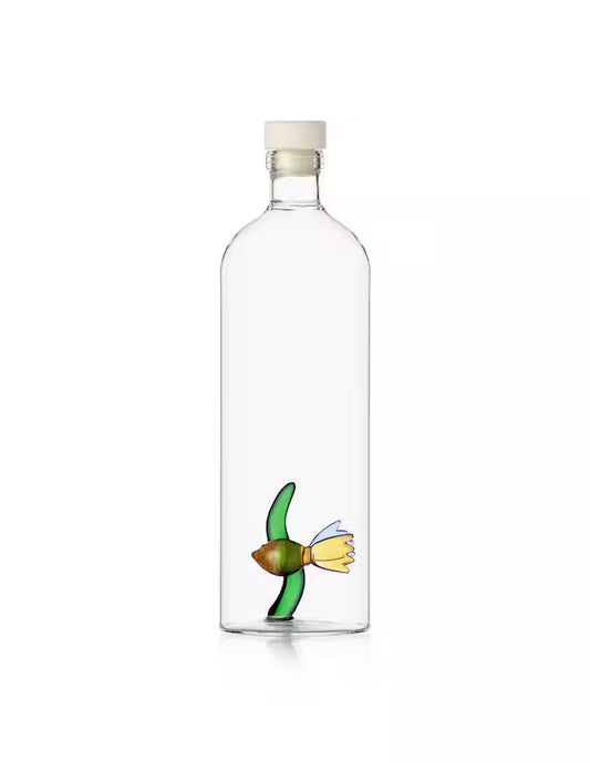 Bottiglia in vetro con pesce colorato