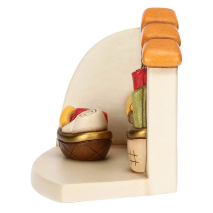 Bottega della sarta con cesti di stoffe in ceramica Presepe Classico