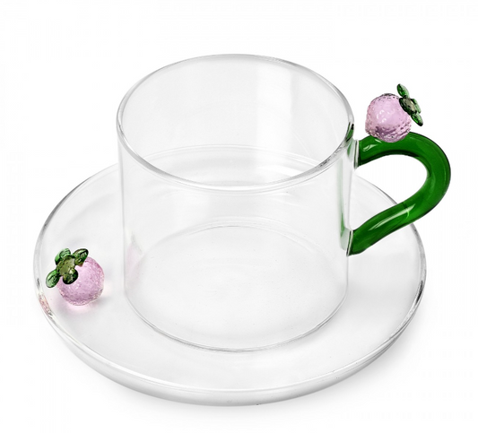 Tazza da tè con fragole, frutta e fiori