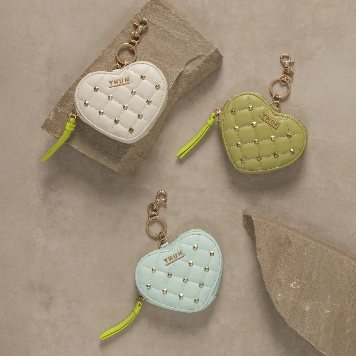 Portachiavi astuccio cuore con borchie, verde pistacchio