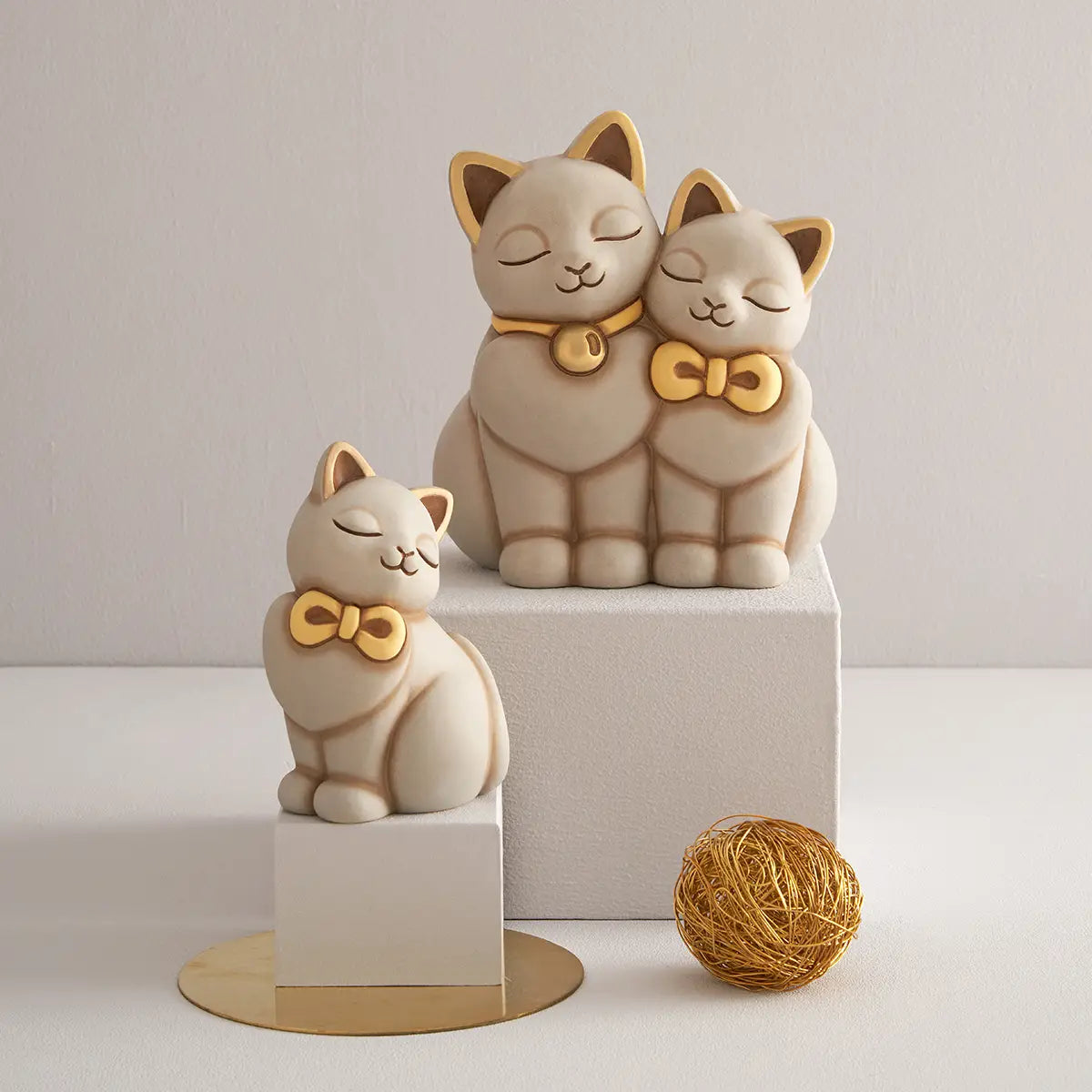 Coppia di gatti innamorati in ceramica