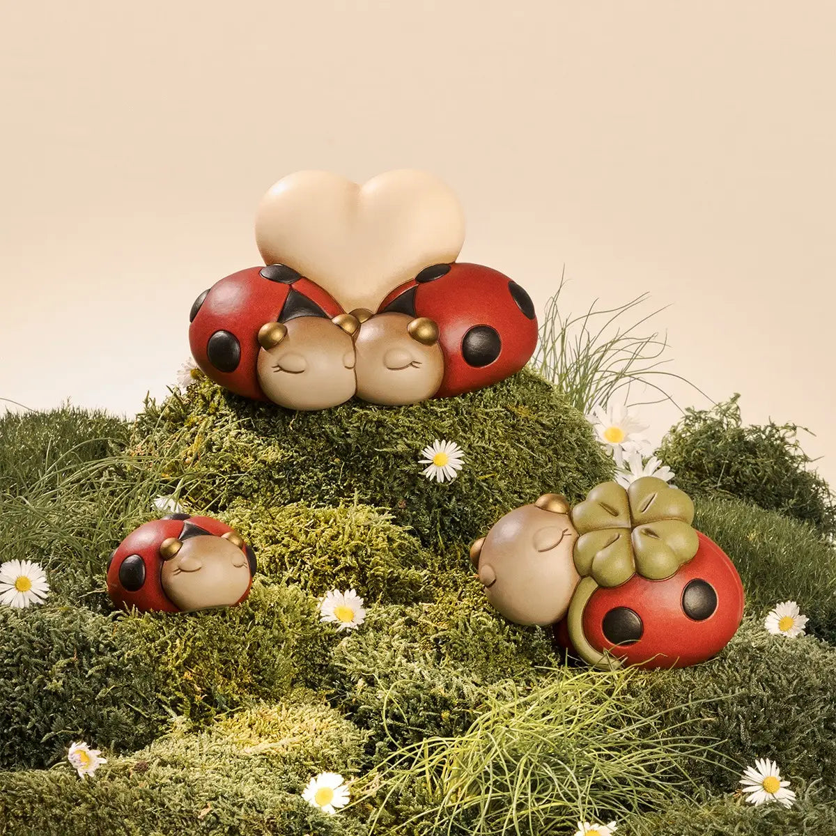 Coppia di coccinelle con cuore in ceramica